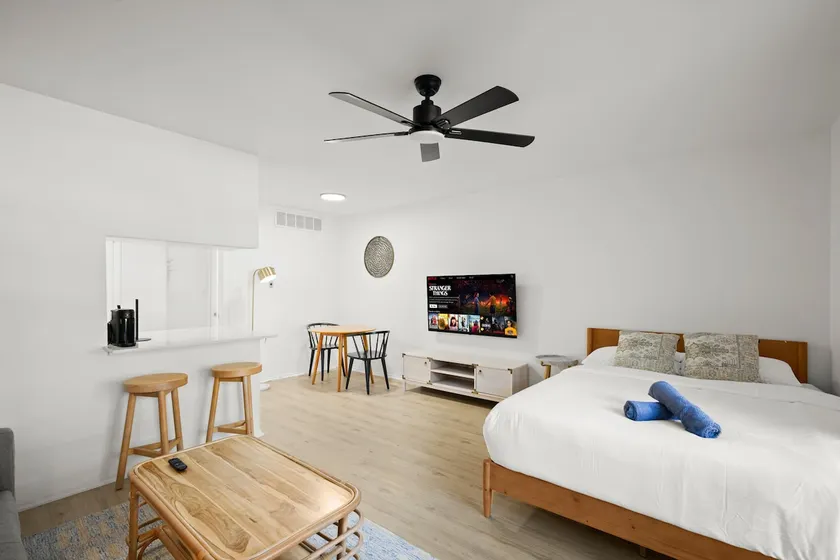 Spacious studio• Fast Wi-fi • 5M to Downtown - Image 1