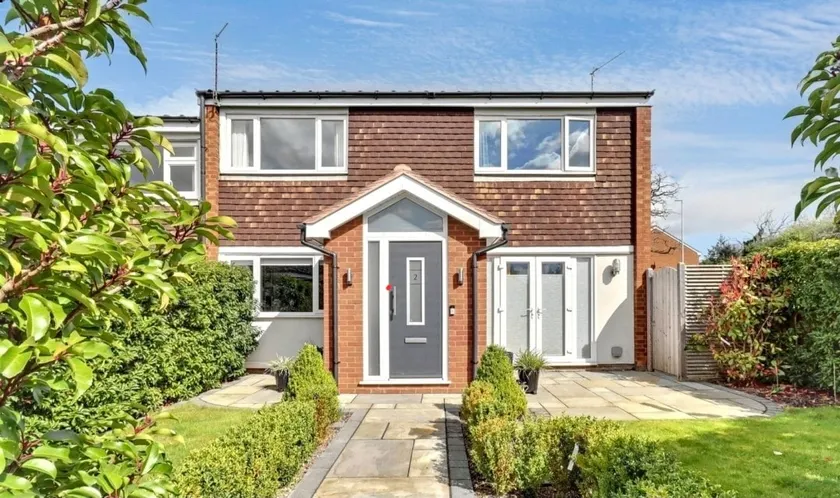Stylish 3 Bed Home with Parking near Cathedral - Image 1