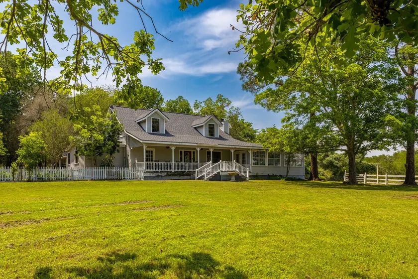 27-Acre Texas Ranch: Fishing Pond & Game Room - Image 1
