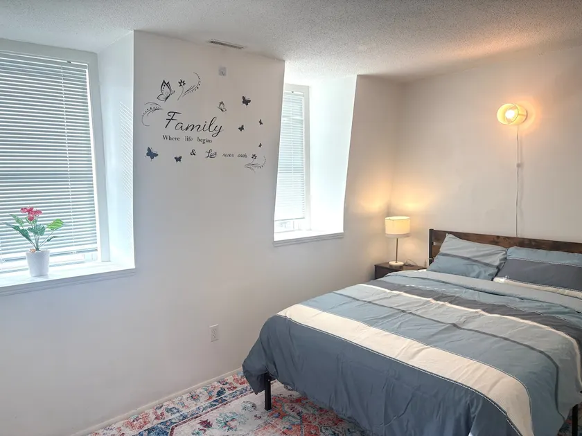 2 bedroom by train station & Dunkin’ Donuts - Image 1