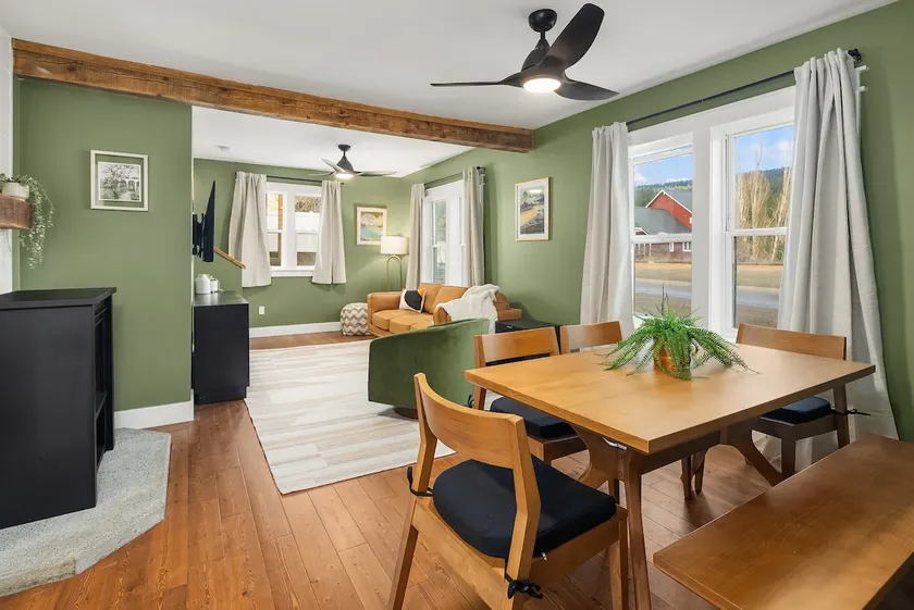 Downtown Roslyn Retreat- Barrel Sauna + EV Charger - Image 1