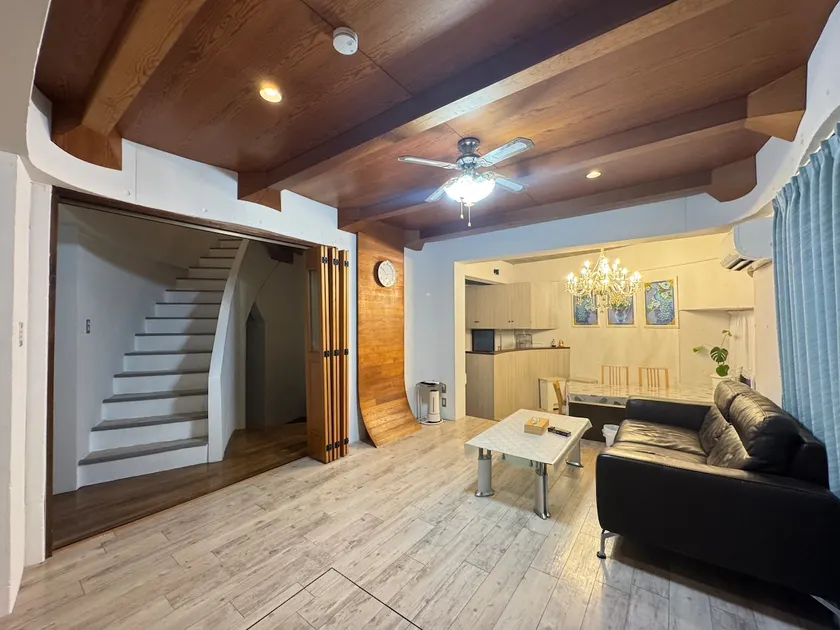 10 minutes by car from Kansai Airport, terrace, parking lot, large private house for up to 9 people, fully equipped kitchen, comfortable accommodation - Image 1