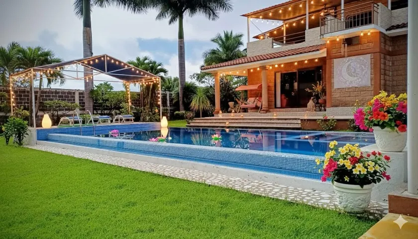 House with Garden, Ideal for Intimate Events - Image 1
