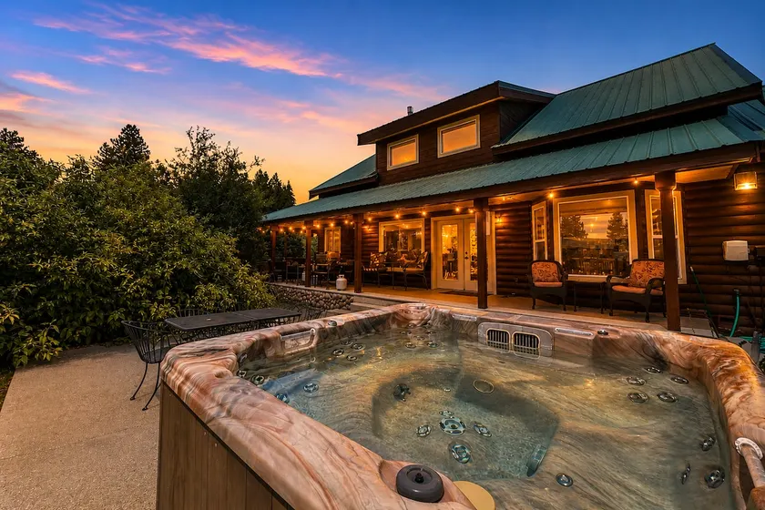 In Plain | Hot Tub | Dogs | Yard | Game Rm | BBQ - Image 1