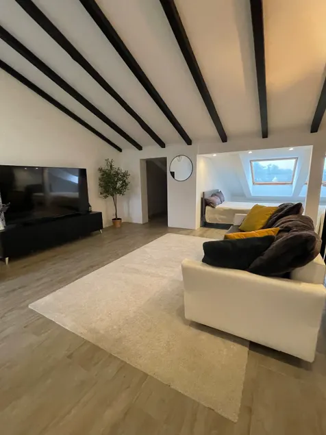 Top floor apartment with loft feeling - Image 1