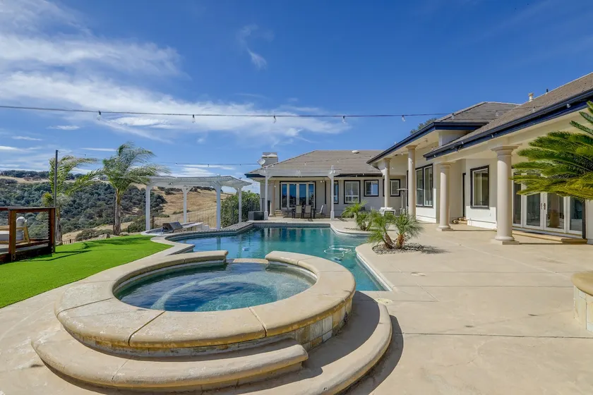 Luxury Pilot Hill Estate in a Vineyard Community - Image 1