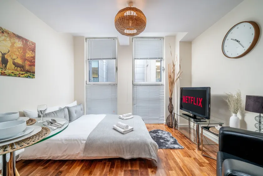 Modern 1BR Downtown Stay - Image 1