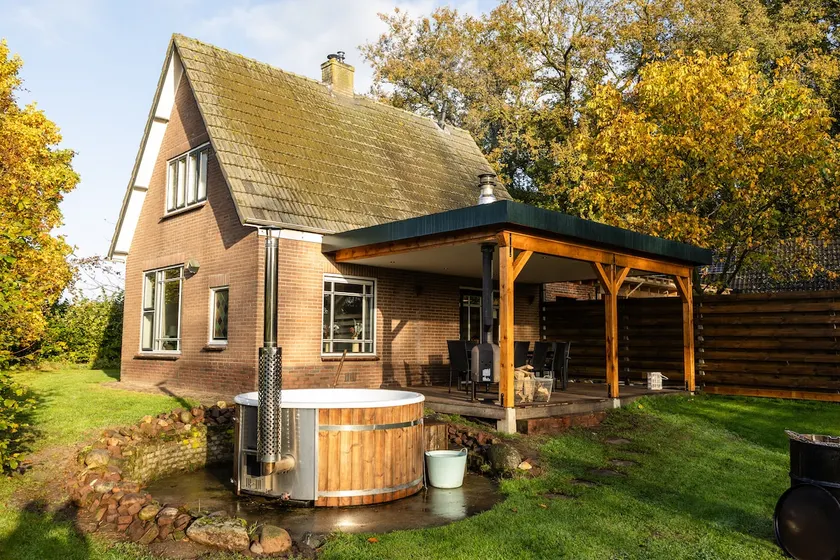 Lovely vacation home with hot tub - Image 1