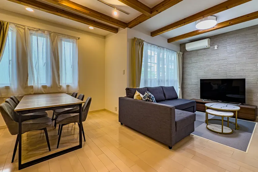 Free parking available [120 ㎡ 4BR] Japanese modern house within walking distance to Universal Studios, can accommodate up to 13 people - Image 1