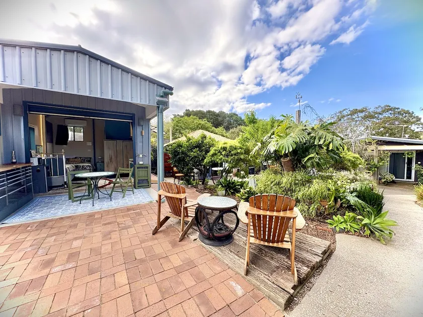 Private garden studio with outdoor shower - Image 1