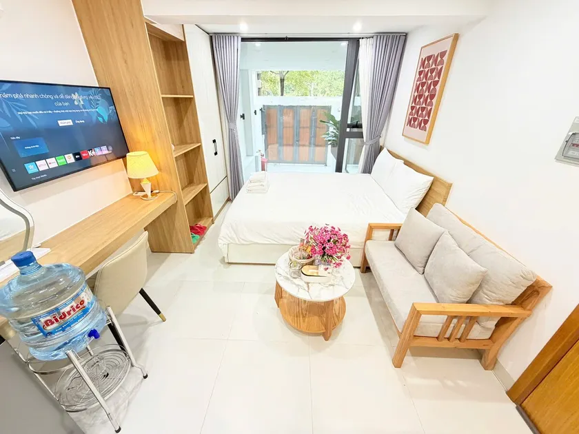 l 101 Suites l Compact & Modern Studio w Kitchen - Image 1