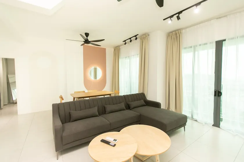 Top F10or Lovely Seaview Swimming Pool Gym Condo - Image 1