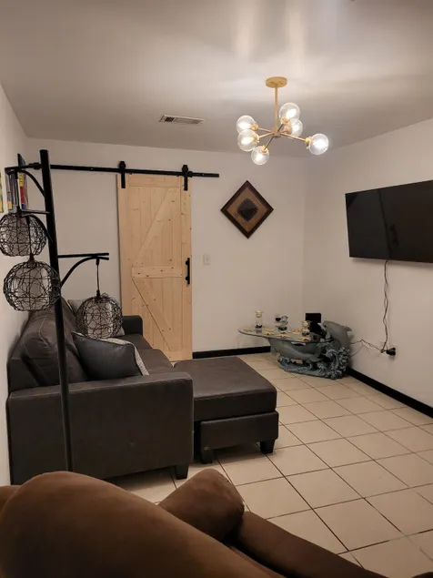 spacious 3 bedroom house - Image 1