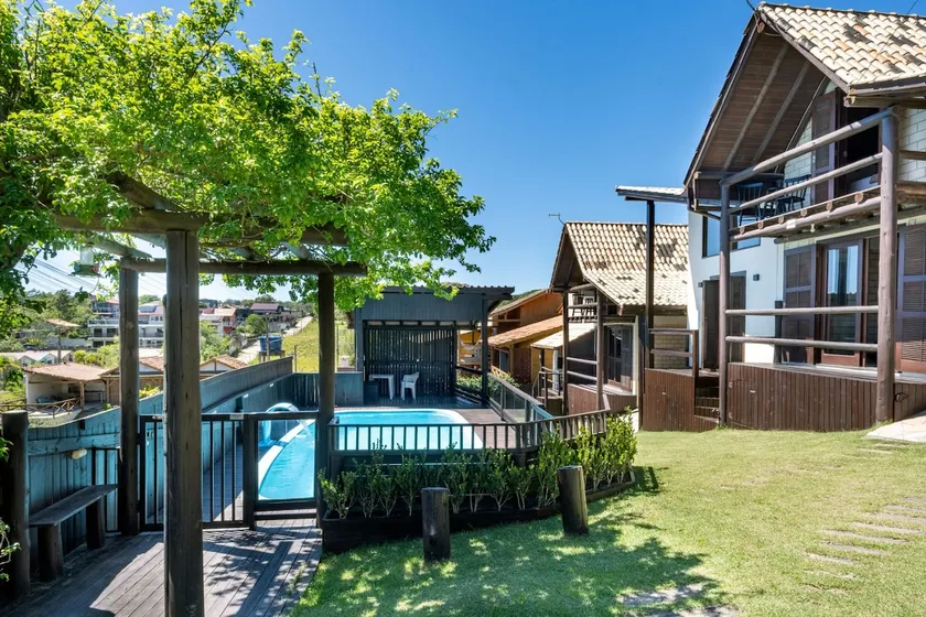 Vikings Village Downtown Praia do Rosa - Chalet 4 - Image 1