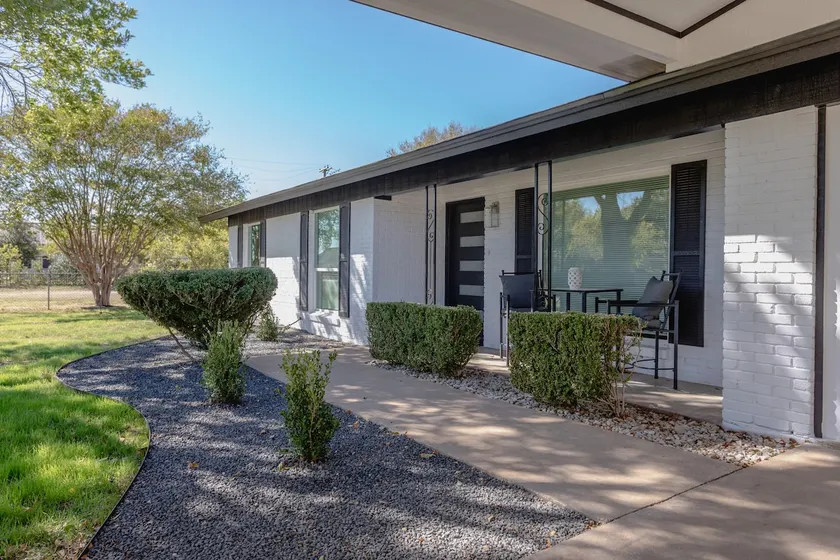 Modern Guesthouse Luxe Retreat- Sleeps 12! - Image 1