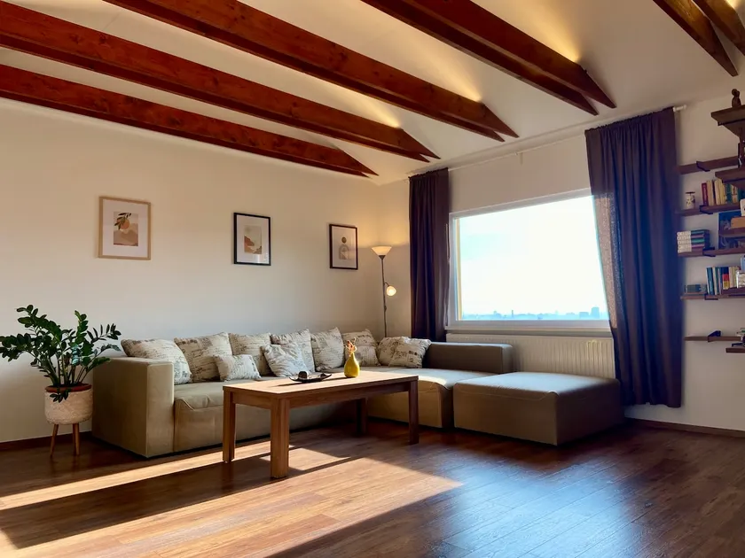 Spacious apartment with generous views - Image 1