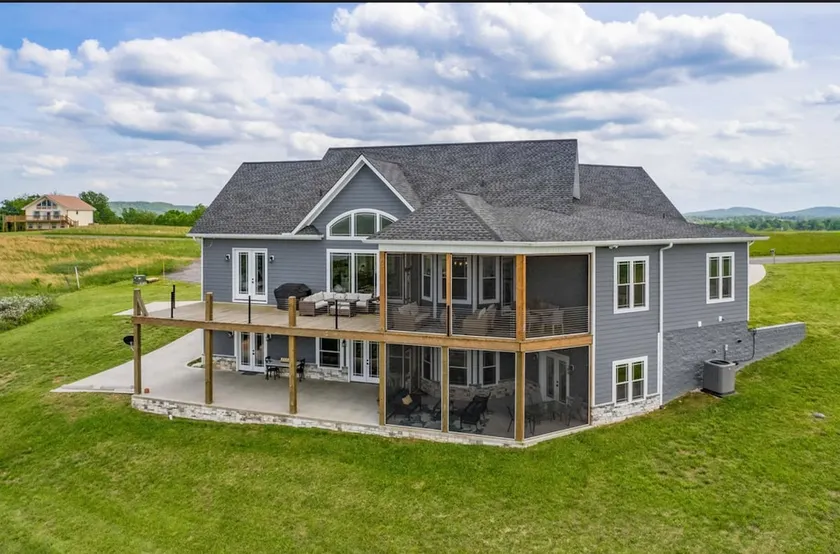 Hall’s Lakeview Getaway - Image 1