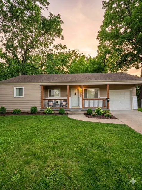 Charming 3 Bedroom Home Downtown Overland Park - Image 1
