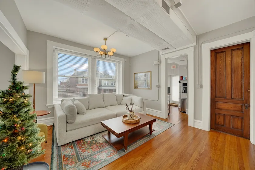 Huge Historic apt Soaring Ceilings w parking lot - Image 1