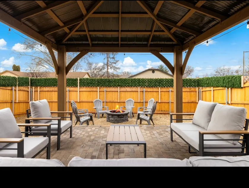 Group Getaway: Sleeps 14+Pergola & Firepit - Image 1