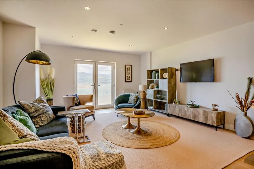 Luxury 2-bed apartment with panoramic sea-views - Image 1