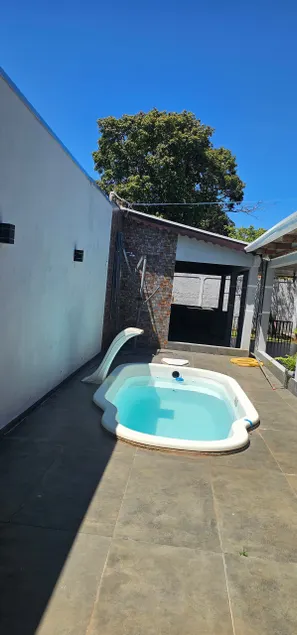 House with Pool for Family Near Shopping Malls - Image 1