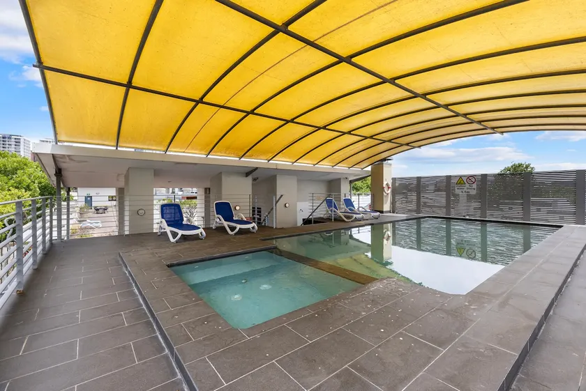 Stylish 1-Bedroom Stay with Balcony & Pool Access - Image 1