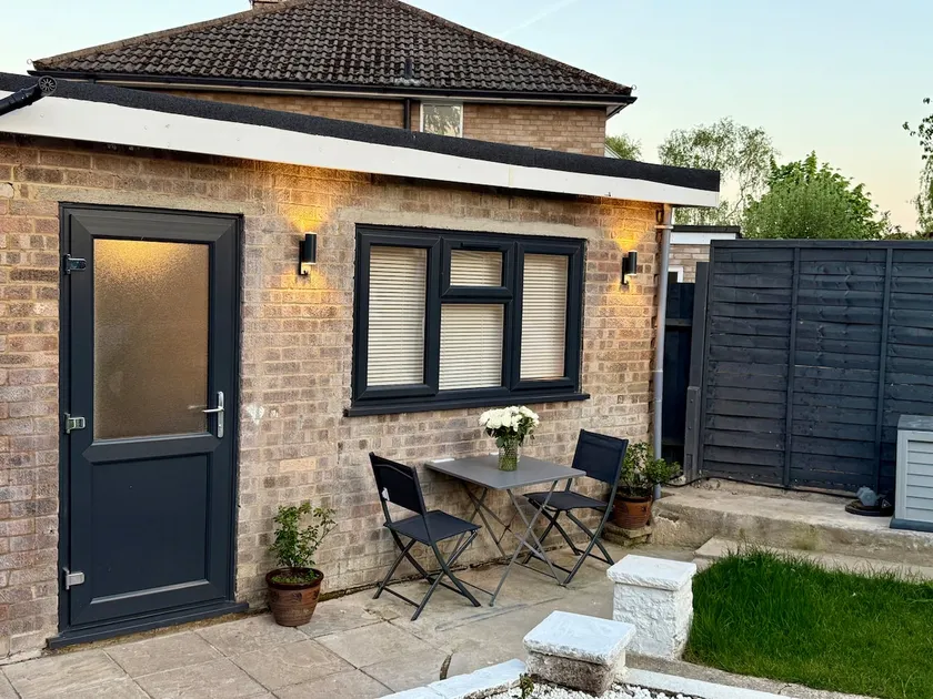 Charming Garden Guesthouse in Reading with Free Parking - Image 1