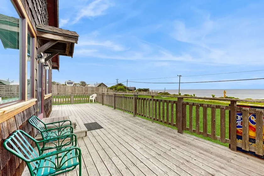 Family Friendly Beach House with BBQ & Deck - Image 1