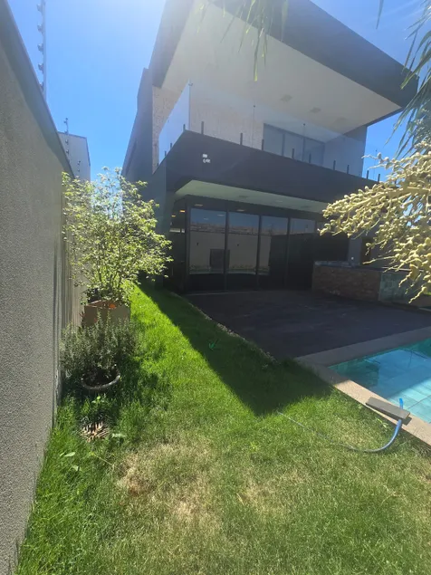 House with pool and hydro - Image 1