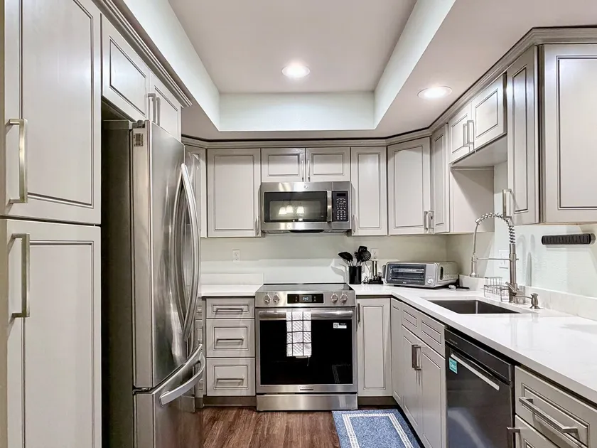 A King Bed 2BR Condo • DT Bellevue •Free Parking - Image 1