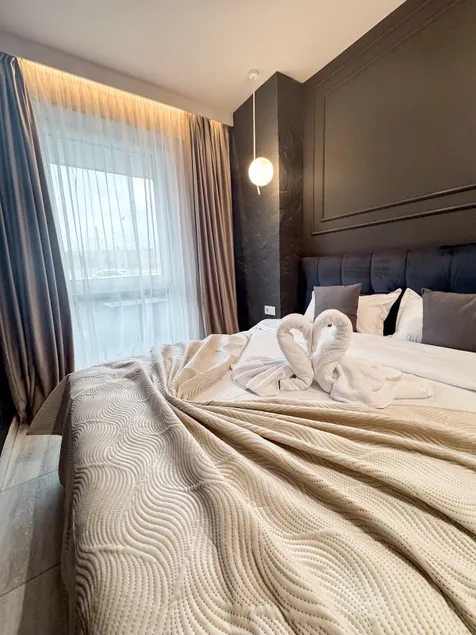 Sky Escape - Private Parking, Kingsize Bed & More - Image 1