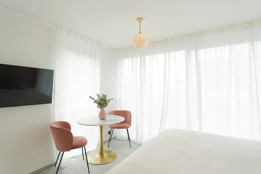New – Rosé Studio Stylish & Central near Airport - Image 1