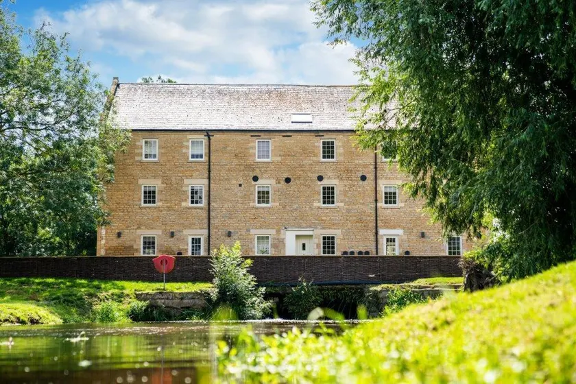 Luxury Stay the Old Mill, Yarwell, Peterborough - Image 1