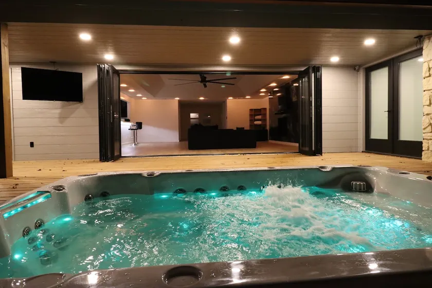 Luxury South Tulsa Retreat with Hot Tub and King Size Beds - Image 1