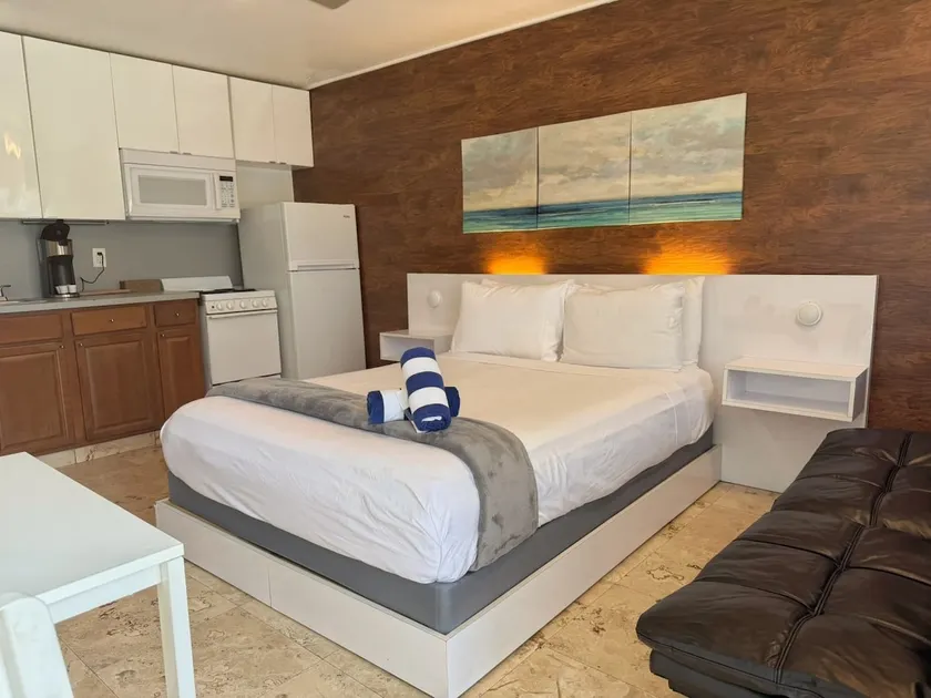 Warm & Inviting Beach Studio Near Pompano Pier #4 - Image 1