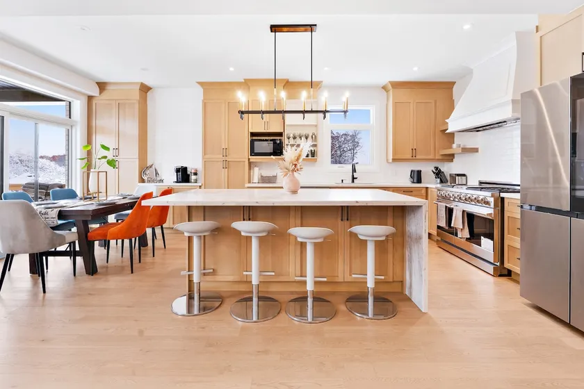 Luxe Thorold House: Stylish Retreat Near Falls - Image 1