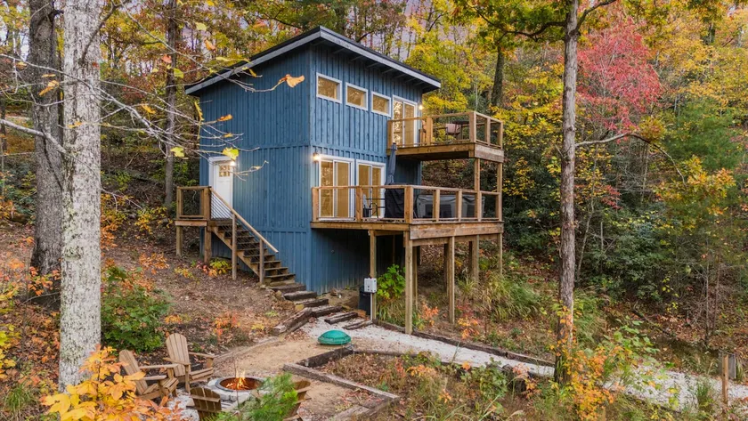 The Hummingbird - Mountaintop Cabin w/ Hot Tub - Image 1