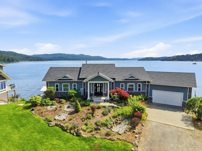 Luxury Lakeside Haven near Gozzer Ranch - Image 1