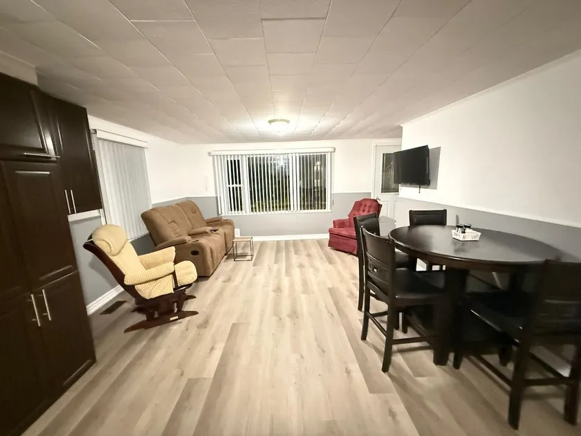 Modern & Cozy 2 bedrooms & 1 bath upper unit house - Image 1