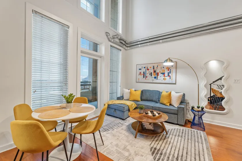 Balcony Loft ,City Views, Walkable - Image 1