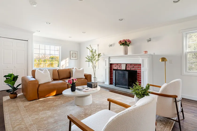 Spacious Retreat with Game Room  - Image 1