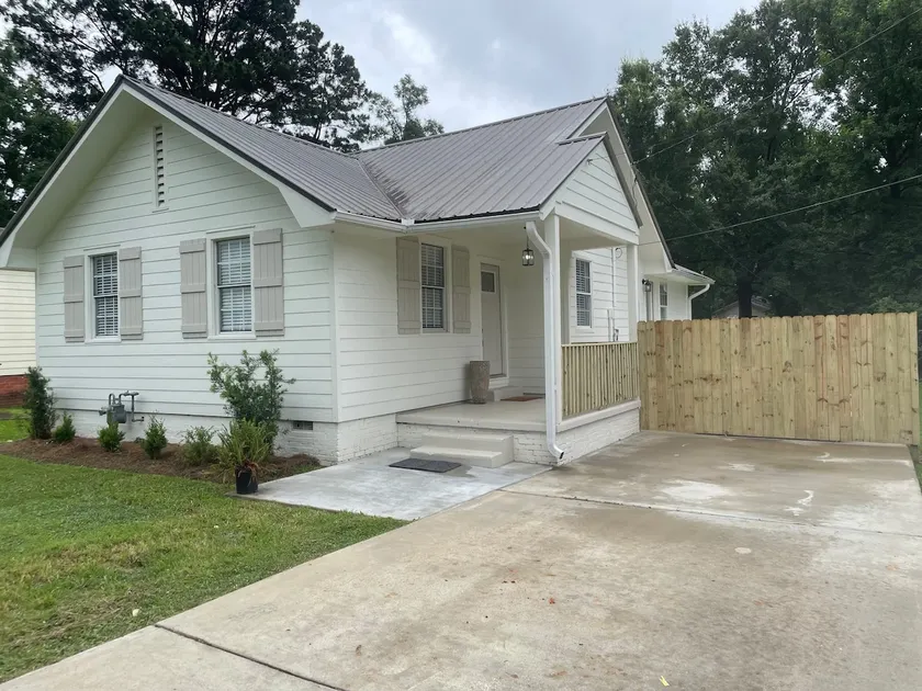 Modern 3BR Near Downtown | Sleeps 6 - Image 1