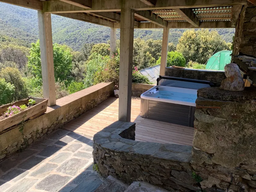 Between sea and mountain, atypical place with jacuzzi - Image 1