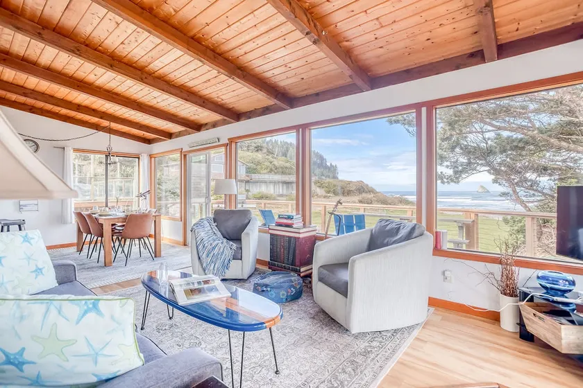 Shoreline Cottage Oceanfront Vacation Rental - Image 1