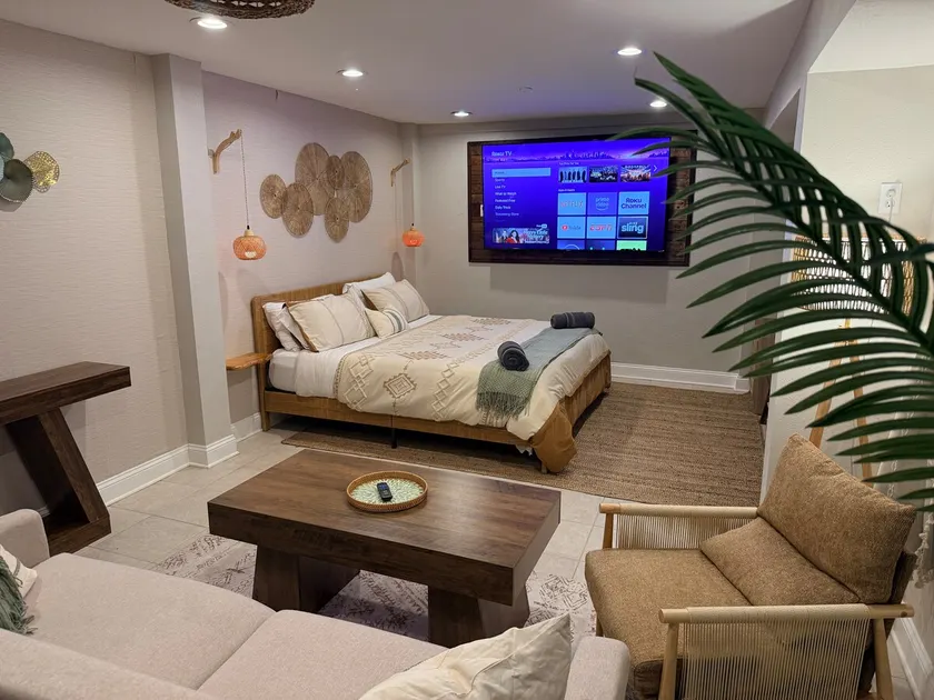Waterfront Haven | King Studio | Hot Tub | UWF I10 - Image 1