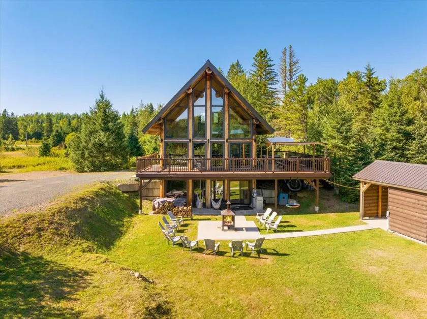 Le Cerf Blanc – Chalet on the Mékinac – Fireplace & Spa - Image 1