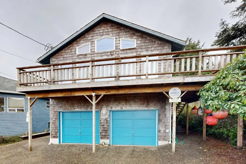 Cozy coastal home with deck ocean views and firepi - Image 1