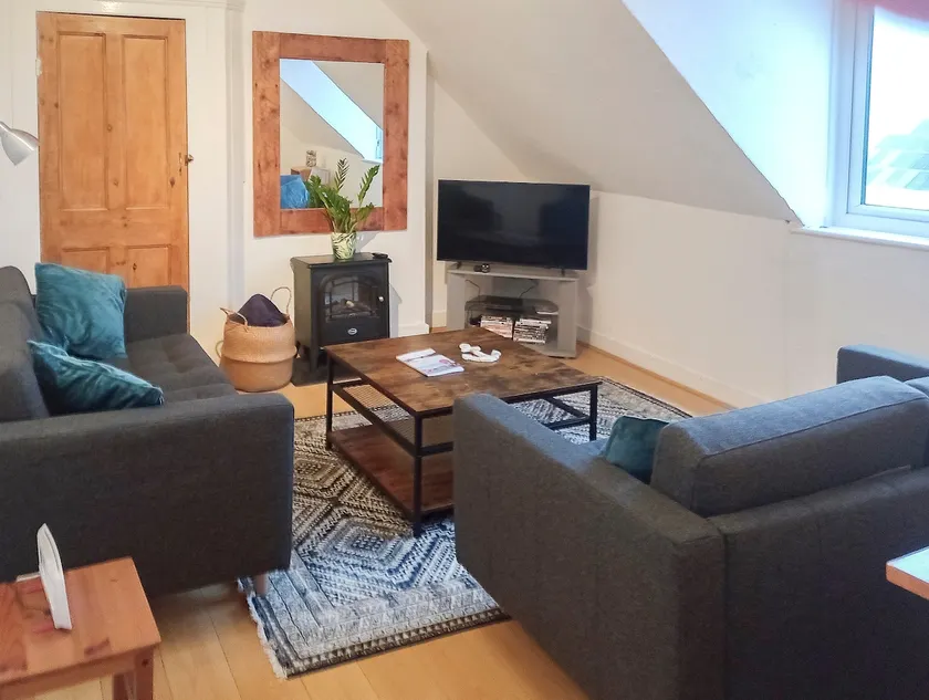 1 minute sea, bright, quiet, comfy flat, sleeps 2 - Image 1