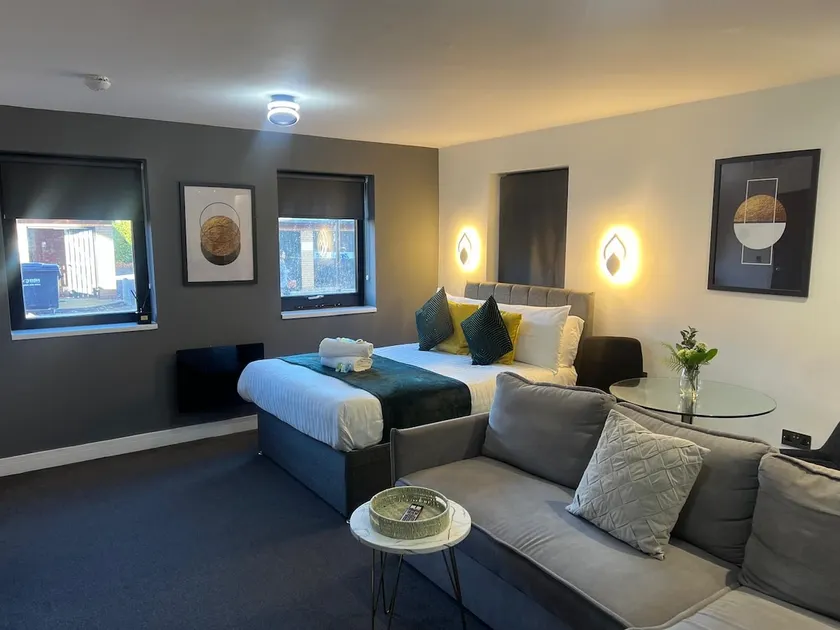 Affordable Serviced Apartment Perfect for Contractors in PE1 Short & Long Term Stays - Free WIFI - Free Parking - With Sofa Bed - Full Kitchen - Image 1